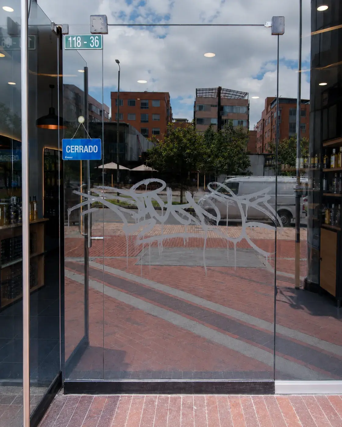 Escaparate comercial con grafiti con ácido antes de la restauración