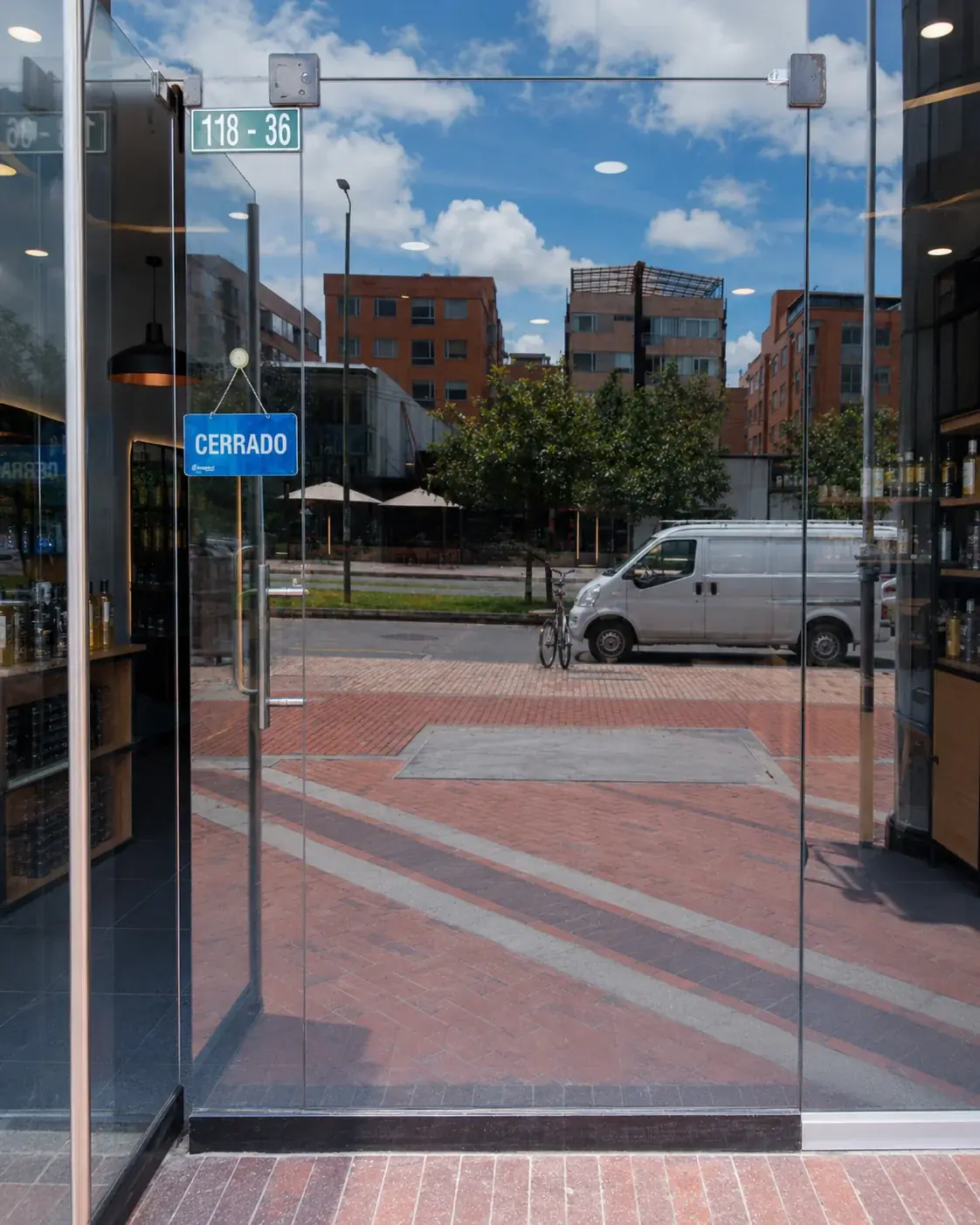Escaparate comercial con grafiti con ácido antes de la restauración